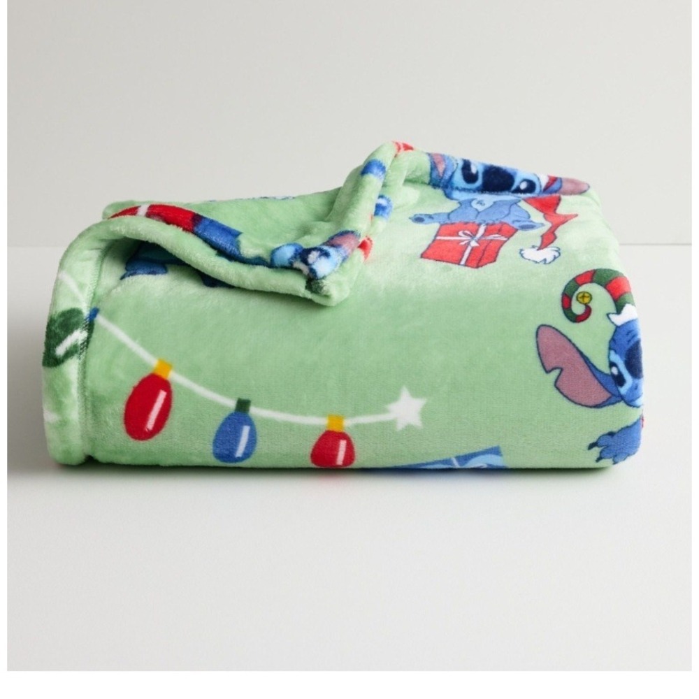 The Big One Disney Lilo & Stitch Christmas Plush Fleece Throw Blanket 5'‎ x 6'